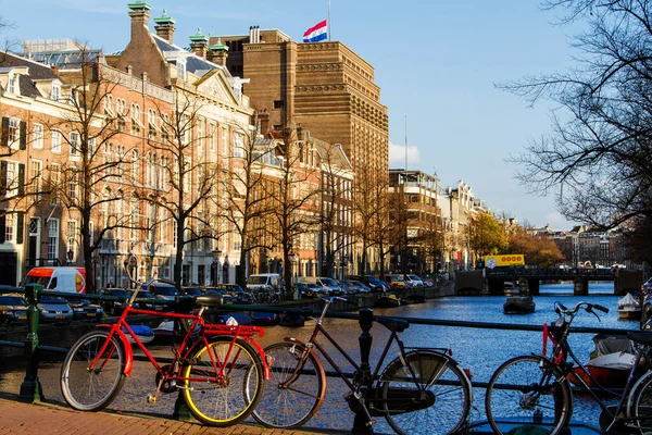 Bicicletas Bordeando Puente Sobre Los Canales Ámsterdam Países Bajos —  Fotos de Stock