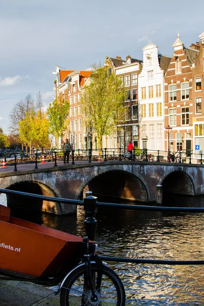 Fietsen Langs Een Brug Grachten Van Amsterdam Nederland — Stockfoto