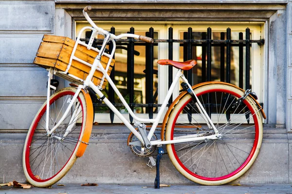 オランダのアムステルダムの正面に駐車している伝統的なオランダの自転車 — ストック写真