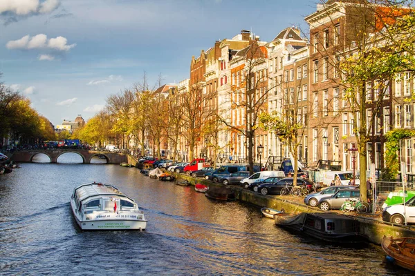 AMSTERDAM, NETHERLANDS - 10 Kasım 2014 'te Amsterdam, Hollanda, Avrupa' da güzel evler.