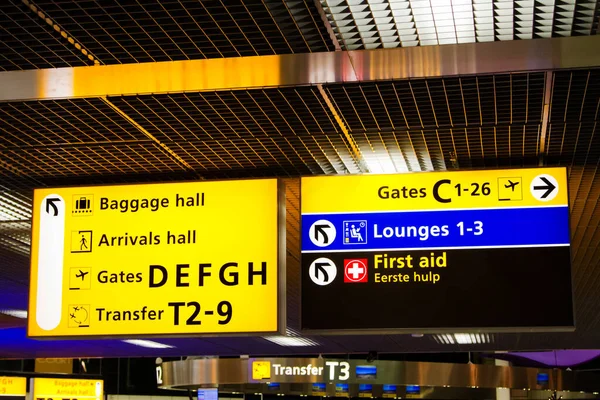 Illuminated Airport Departure Gates Direction Sign — Stock Photo, Image