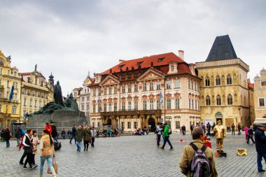 PRAG, CZECH Cumhuriyet - 11 Kasım 2014: Prag, Çek Cumhuriyeti 'ndeki konutlarıyla ana pazar meydanının görüntüsü