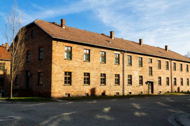 Polonya 'nın Oswiecim kentindeki eski Alman toplama kampındaki binalar. Oswiecim, 2. Dünya Savaşı sırasında Avrupa 'nın en büyük Alman toplama kampıydı..