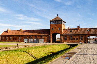 Auschwitz Birkenau 'nun girişi. Polonya, Oswiecim' deki Nazi kampı. Avrupa 'daki en büyük Nazi toplama kampıydı..