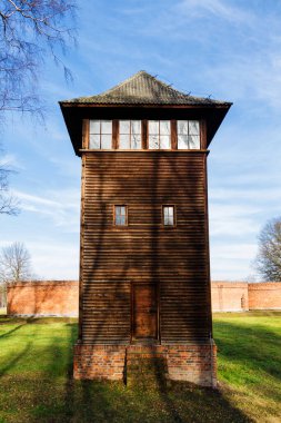 Auschwitz 'teki gözetleme kulesi. Polonya, Oswiecim' deki Nazi kampı. Avrupa 'daki en büyük Nazi toplama kampıydı..