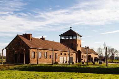 Auschwitz Birkenau 'nun girişi. Polonya, Oswiecim' deki Nazi kampı. Avrupa 'daki en büyük Nazi toplama kampıydı..