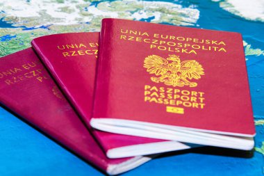 Polonya kırmızı pasaportları harita arkaplanı üzerinde