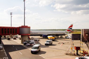 BERLİN, GERMANY - 20 Nisan 2014: Airbus A320, Berlin Tegel havaalanı kapısında 20 Nisan 2014 tarihinde parklar. British Airways İngiltere ve İngiltere 'nin ana havayolu şirketidir..