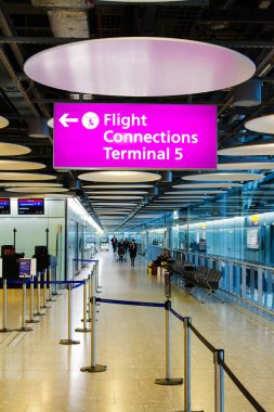 HEATHROW HAVAALANI - 20 Nisan 2014: Londra, İngiltere 'deki Modern Heathrow uluslararası havaalanı terminali. Heathrow dünyanın en büyük havaalanlarından biridir..