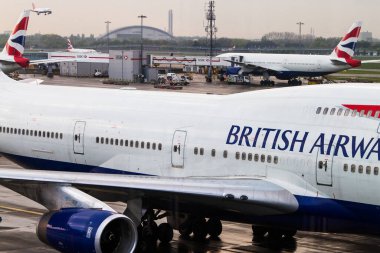Londra Heathrow Havaalanı 'nın kapısındaki British Airways 747 jumbo jet parkları 20 Nisan 2014' te. Heathrow 2010 'da 65.7 milyon yolcu giriş çıkış yaptı..