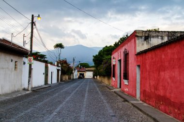 Antigua, Guatemala, Orta Amerika 'daki koloni binaları ve kaldırımlı caddeler