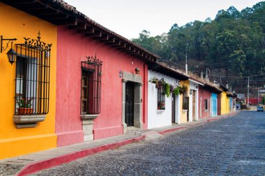 Antigua, Guatemala, Orta Amerika 'daki koloni binaları ve kaldırımlı caddeler