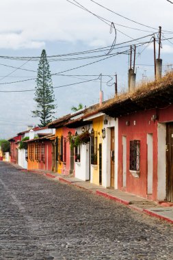 Antigua, Guatemala, Orta Amerika 'daki koloni binaları ve kaldırımlı caddeler