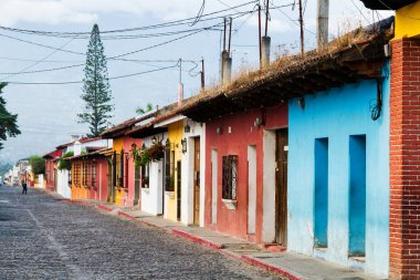 Antigua, Guatemala, Orta Amerika 'daki koloni binaları ve kaldırımlı caddeler