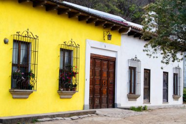 Antigua, Guatemala, Orta Amerika 'daki koloni binaları ve kaldırımlı caddeler