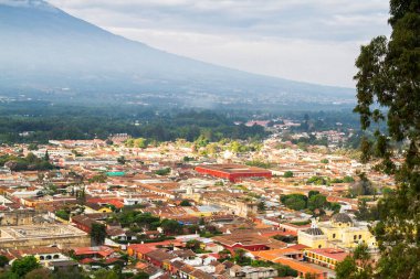 Antigua, Guatemala, Orta Amerika 'daki Cerro de la Cruz' dan görüntü. Antigua, depremden sonra Guatemala 'ya taşınan eski başkentidir..