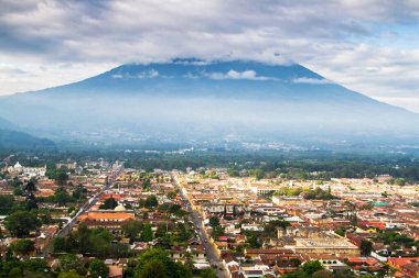 Antigua, Guatemala, Orta Amerika 'daki Cerro de la Cruz' dan görüntü. Antigua, depremden sonra Guatemala 'ya taşınan eski başkentidir..