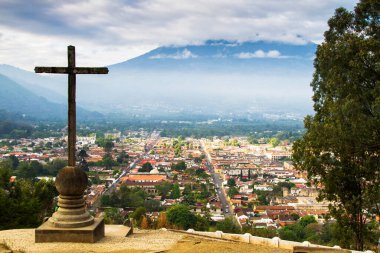 Antigua, Guatemala, Orta Amerika 'daki Cerro de la Cruz' dan görüntü. Antigua, depremden sonra Guatemala 'ya taşınan eski başkentidir..