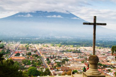 Antigua, Guatemala, Orta Amerika 'daki Cerro de la Cruz' dan görüntü. Antigua, depremden sonra Guatemala 'ya taşınan eski başkentidir..