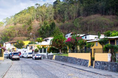 ANTIGUA, GUATEMALA - 22 Nisan 2014 'te Antigua, Guatemala' daki koloni renkli binaların görüntüsü. Antigua Guatemala 'nın eski başkentidir ve 1776 yılında Guatemala' ya taşındı..
