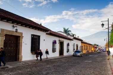 ANTIGUA, GUATEMALA - 22 Nisan 2014 'te Antigua, Guatemala' daki koloni renkli binaların görüntüsü. Antigua Guatemala 'nın eski başkentidir ve 1776 yılında Guatemala' ya taşındı..