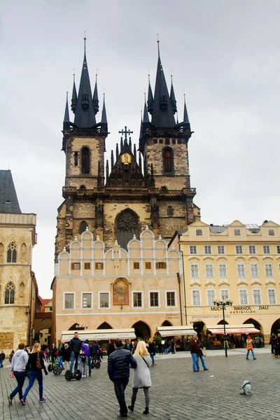 Praha Česká Republika 2014 Pohled Hlavní Náměstí Činžovním Domem Kostelem — Stock fotografie