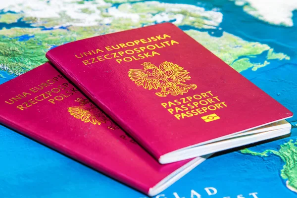 Polonya kırmızı pasaportları harita arkaplanı üzerinde