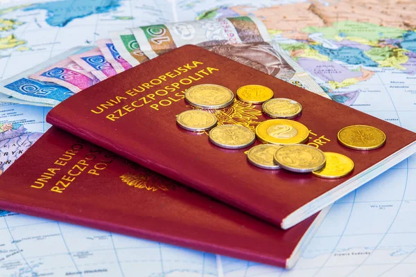 Passaportes Vermelhos Dinheiro Polonês Zloty Sobre Fundo Mapa — Fotografia de Stock