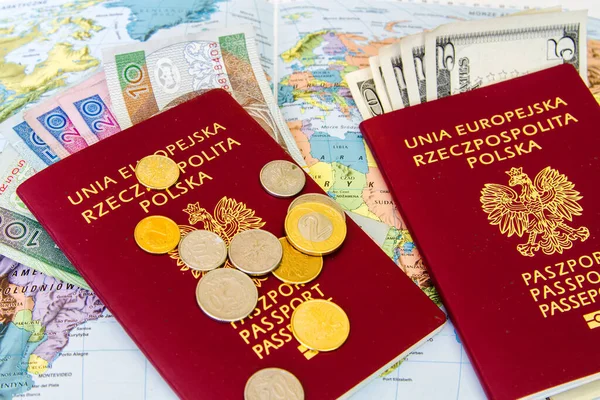 Pasaportes Rojos Dinero Zloty Pulido Dólares Sobre Fondo Del Mapa — Foto de Stock