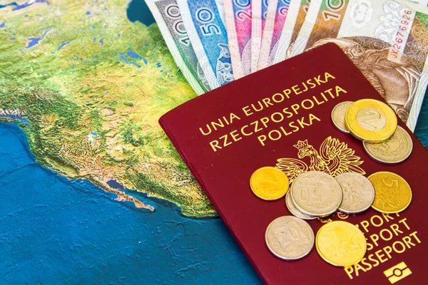 Czerwone Paszporty Pieniądze Polski Złoty Dolary Tle Mapy — Zdjęcie stockowe