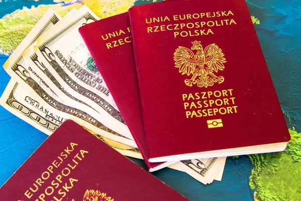 Czerwone Paszporty Pieniądze Polski Złoty Dolary Tle Mapy — Zdjęcie stockowe