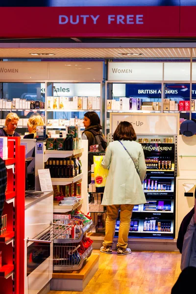 Heathrow Inghilterra Aprile Negozio Duty Free Aprile 2013 Londra Inghilterra — Foto Stock