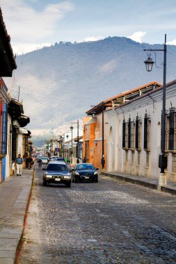 ANTIGUA, GUATEMALA - 22 Nisan 2014 'te Antigua, Guatemala' daki koloni renkli binaların görüntüsü. Antigua Guatemala 'nın eski başkentidir ve 1776 yılında Guatemala' ya taşındı..