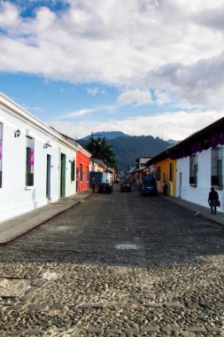 Antigua, Guatemala, Orta Amerika 'daki koloni binaları ve kaldırımlı caddeler