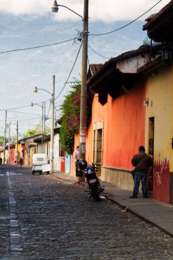 ANTIGUA, GUATEMALA - 22 Nisan 2014 'te Antigua, Guatemala' daki koloni renkli binaların görüntüsü. Antigua Guatemala 'nın eski başkentidir ve 1776 yılında Guatemala' ya taşındı..