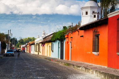 ANTIGUA, GUATEMALA - 22 Nisan 2014 'te Antigua, Guatemala' daki koloni renkli binaların görüntüsü. Antigua Guatemala 'nın eski başkentidir ve 1776 yılında Guatemala' ya taşındı..