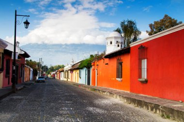 ANTIGUA, GUATEMALA - 22 Nisan 2014 'te Antigua, Guatemala' daki koloni renkli binaların görüntüsü. Antigua Guatemala 'nın eski başkentidir ve 1776 yılında Guatemala' ya taşındı..