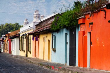 Antigua, Guatemala, Orta Amerika 'daki koloni binaları ve kaldırımlı caddeler