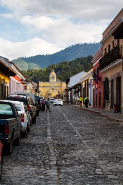 ANTIGUA, GUATEMALA - 22 Nisan 2014 'te Antigua, Guatemala' daki koloni renkli binaların görüntüsü. Antigua Guatemala 'nın eski başkentidir ve 1776 yılında Guatemala' ya taşındı..