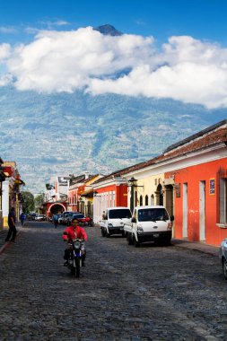 ANTIGUA, GUATEMALA - 22 Nisan 2014 'te Antigua, Guatemala' daki koloni renkli binaların görüntüsü. Antigua Guatemala 'nın eski başkentidir ve 1776 yılında Guatemala' ya taşındı..