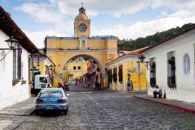 ANTIGUA, GUATEMALA - 22 Nisan 2014 'te Antigua, Guatemala' daki koloni renkli binaların görüntüsü. Antigua Guatemala 'nın eski başkentidir ve 1776 yılında Guatemala' ya taşındı..