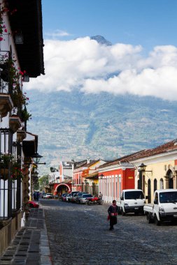 ANTIGUA, GUATEMALA - 22 Nisan 2014 'te Antigua, Guatemala' daki koloni renkli binaların görüntüsü. Antigua Guatemala 'nın eski başkentidir ve 1776 yılında Guatemala' ya taşındı..
