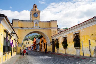 ANTIGUA, GUATEMALA - 22 Nisan 2014 'te Antigua, Guatemala' daki koloni renkli binaların görüntüsü. Antigua Guatemala 'nın eski başkentidir ve 1776 yılında Guatemala' ya taşındı..
