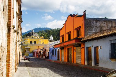 ANTIGUA, GUATEMALA - 22 Nisan 2014 'te Antigua, Guatemala' daki koloni renkli binaların görüntüsü. Antigua Guatemala 'nın eski başkentidir ve 1776 yılında Guatemala' ya taşındı..