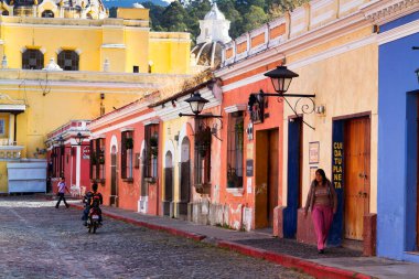 ANTIGUA, GUATEMALA - 22 Nisan 2014 'te Antigua, Guatemala' daki koloni renkli binaların görüntüsü. Antigua Guatemala 'nın eski başkentidir ve 1776 yılında Guatemala' ya taşındı..