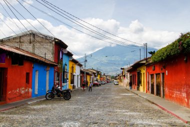 ANTIGUA, GUATEMALA - 22 Nisan 2014 'te Antigua, Guatemala' daki koloni renkli binaların görüntüsü. Antigua Guatemala 'nın eski başkentidir ve 1776 yılında Guatemala' ya taşındı..
