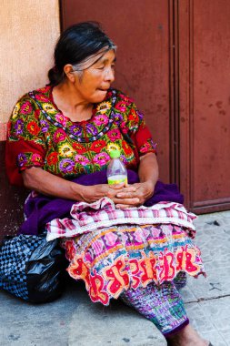 SAN PEDRO LA LAGUNA, GUATEMALA - 25 Nisan 2014 'te San Pedro la Laguna, Guatemala' da geleneksel Maya kıyafetleri giyen kadın.