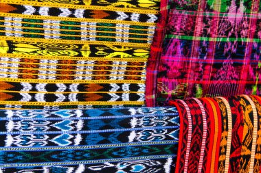 Maya, tekstil tasarımlarını Chichicastenango, Guatemala, Orta Amerika 'da satışa sunuyor.