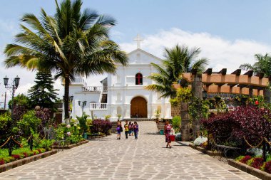 SAN PEDRO LA LAGUNA, GUATEMALA - 24 Nisan 2014 'te San Pedro la Laguna kasabası San Pedro la Laguna, Guatemala' da görüldü. San Pedro, Atitlan Gölü 'nü ziyaret etmek için popüler bir turizm beldesi..