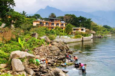 Mayan edepsiz kadınları 23 Nisan 2014 'te San Pedro La Laguna, Atitlan Gölü, Guatemala' da çamaşır yıkayıp banyo yaparlar..